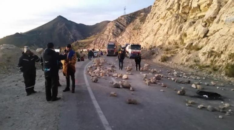 Bloqueo en Sayari: Denuncias de cobros irregulares y amenazas con piedras