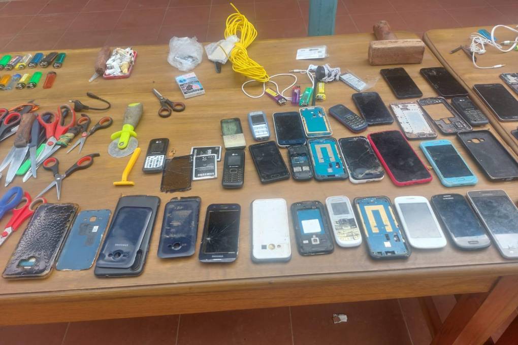 Hallan celulares, armas blancas, drogas y bebidas alcohólicas en requisa de la cárcel de Palmasola