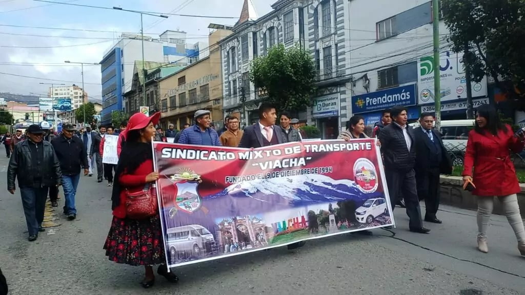 Choferes del transporte interciudad protestan contra el Alcalde de La Paz por cobros excesivos