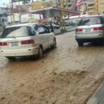 Desbordamiento de agua destruye pavimento en la avenida Roma, Obrajes