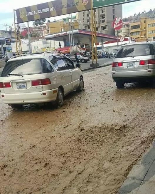 Desbordamiento de agua destruye pavimento en la avenida Roma, Obrajes