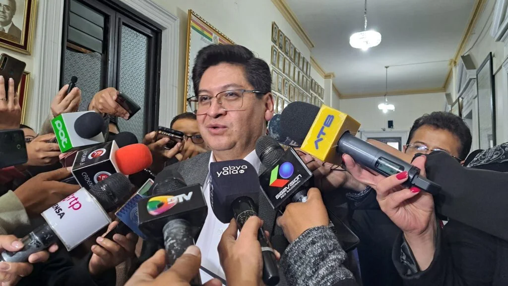 Ministro de Economía dice que el dólar cotiza en Bs. 7.10 en el mercado negro