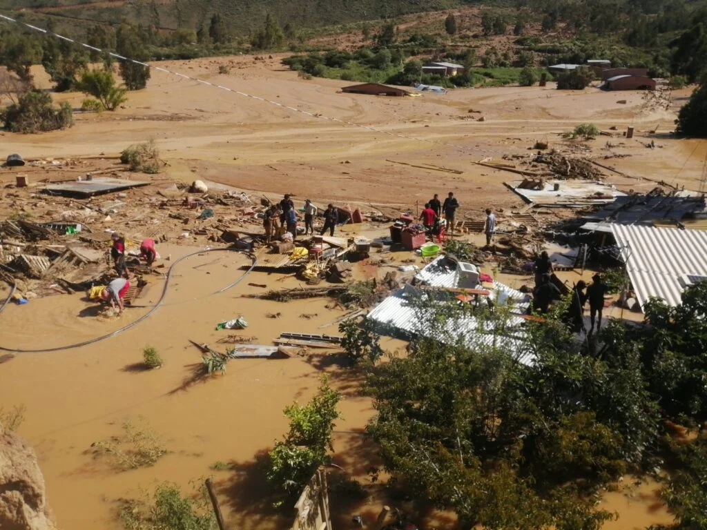 Una mazamorra sepulta casas, vehículos y una granja en Laquiña, Sacaba