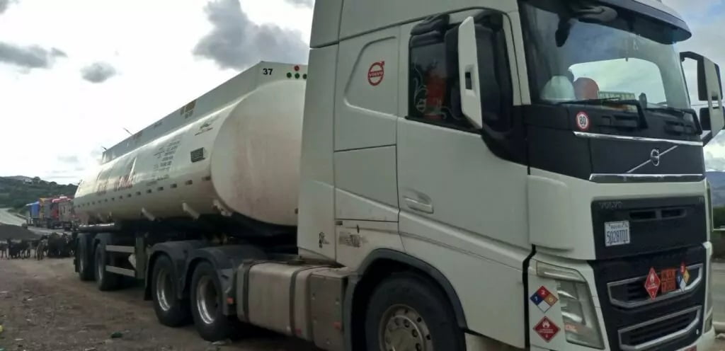 Una cisterna con 33.000 litros de combustible fue detenida