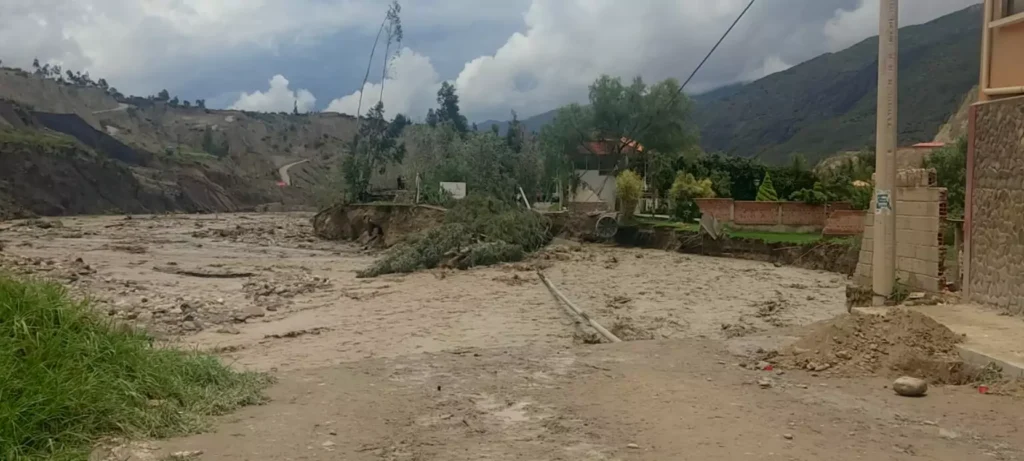 Crecida del río provoca colapso de viviendas y despliegue de bomberos en Umamanta