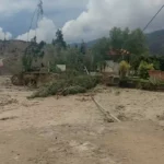 Crecida del río provoca colapso de viviendas y despliegue de bomberos en Umamanta