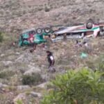 Piedras que dejaron bloqueadores en la carretera provocaron que un bus caiga a un barranco, denuncian pasajeros