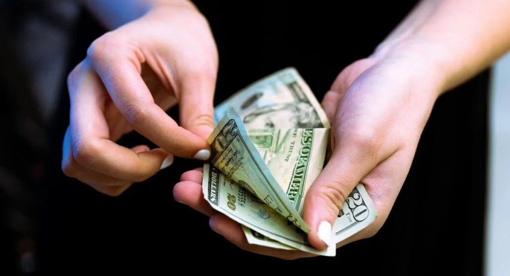 Una maestra fue engañada con $us 5000 por un supuesto activista en Chuquisaca
