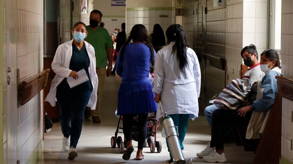 Médicos evalúan paro de 72 horas ante proyecto de jubilación a los 65 años