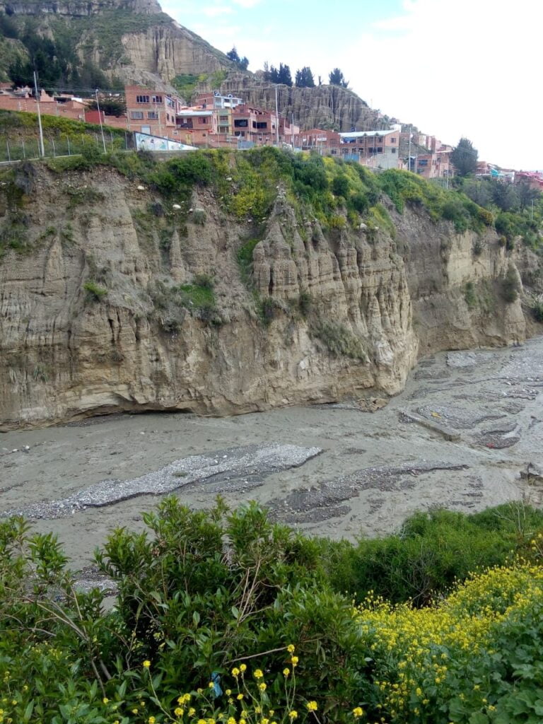 Vecinos de Periférica piden ayuda a la Alcaldía paceña porque temen deslizamientos