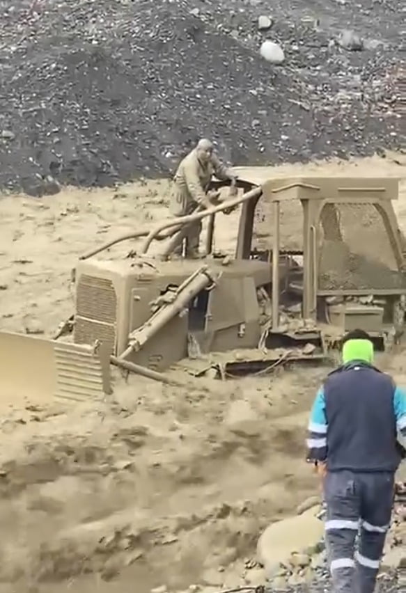 Funcionario municipal muere al caer al río tras fuertes lluvias en La Paz