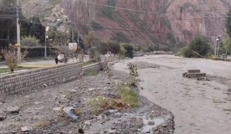 Ruptura de tubería deja a varias zonas sin agua en La Paz, tras intensa lluvia