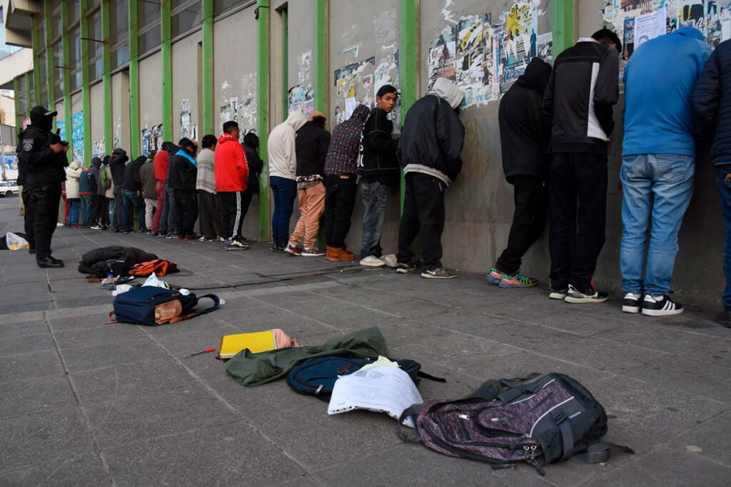 Arrestan a 40 personas por consumo de bebidas alcohólicas en peregrinación a Obrajes, La Paz