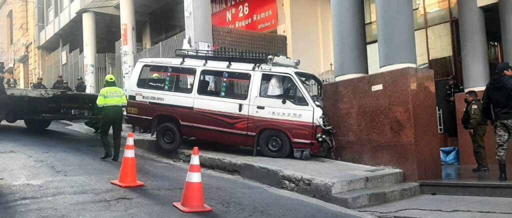 Minibús se estrella contra el edificio de los juzgados en La Paz y deja 11 heridos