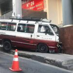 Minibús se estrella contra el edificio de los juzgados en La Paz y deja 11 heridos