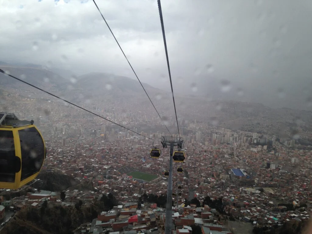 Suspenden las operaciones en Mi Teleférico por tormenta eléctrica