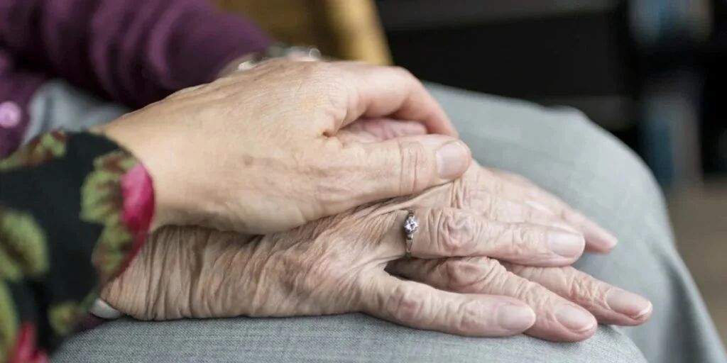 Pareja de adultos mayores fueron apuñalados por dos de sus inquilinos