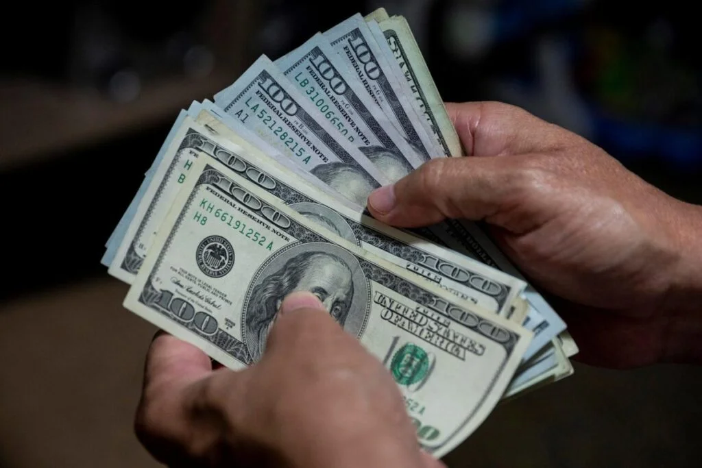 BCB reafirma que precio del dólar descendió en el mercado paralelo y el país vuelve a la estabilidad