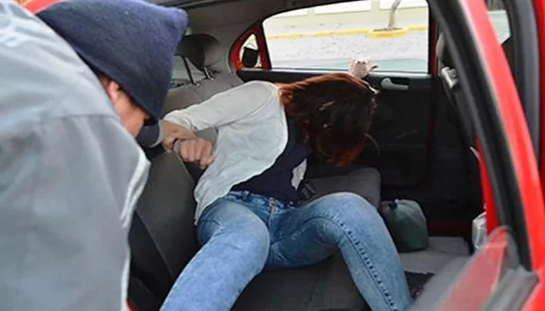 Transportista se desvió de su ruta y trasladó a su pasajera a un lote baldío para violarla