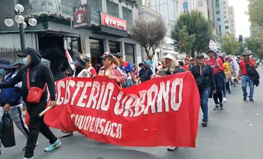 Marcha nacional de maestros pide incremento de presupuesto y jubilación al 100% de salario