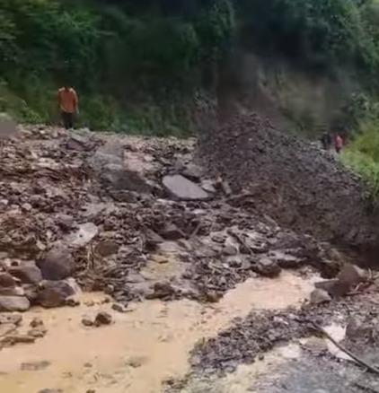 Mazamorra en la ruta a La Asunta impide circulación vehicular y pone en riesgo una vivienda