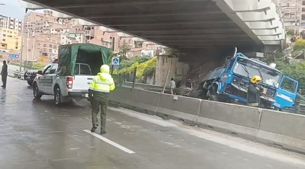 Un camión y un minibús chocan en la autopista que conecta a La Paz con El Alto