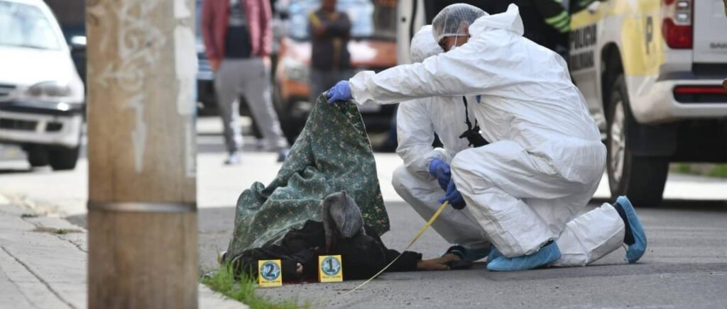 Mujer asesinada en Pampahasi tenía clavado el cuchillo; el sindicado fue enviado a la cárcel