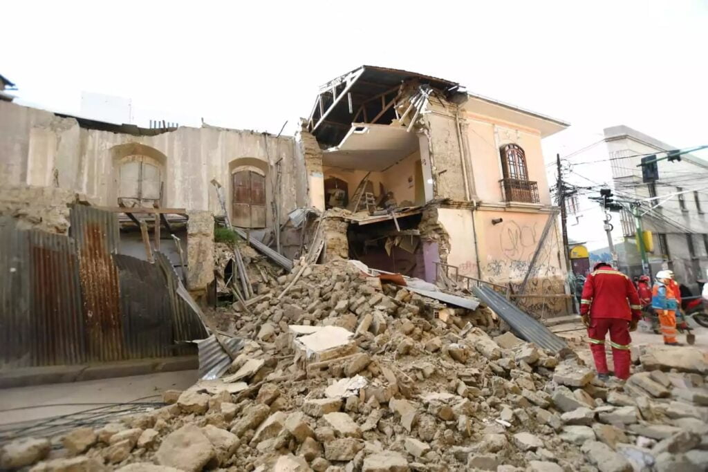 Se desploma parte de una vivienda patrimonial y provoca el cierre de la calle Bueno