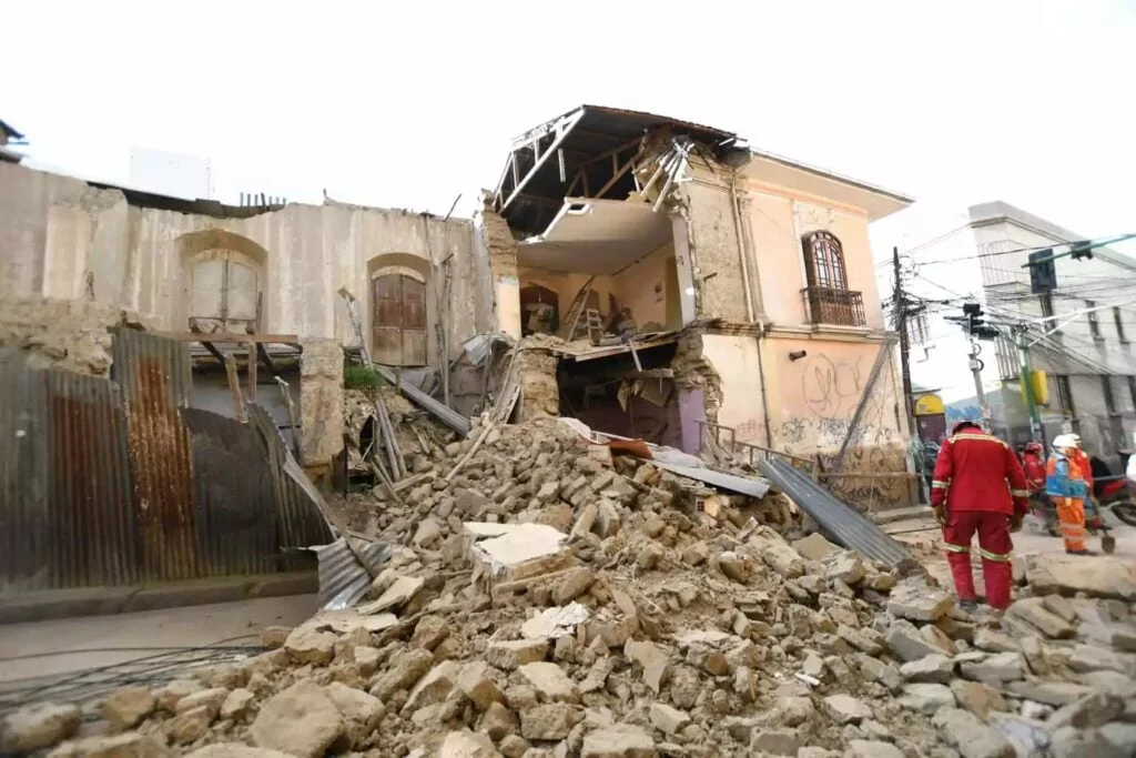 Se desploma parte de una vivienda patrimonial y provoca el cierre de la calle Bueno