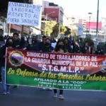 Trabajadores municipales marchan en el centro paceño y piden a Arias respeto a los derechos laborales