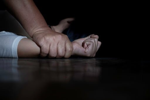 Brutal agresión en El Alto, hombres violan a una mujer de 25 años y echan al novio de casa