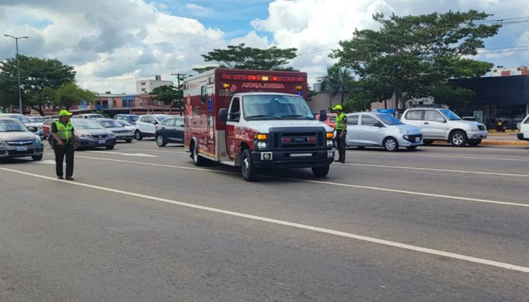 Aprehenden a dos personas que circulaban en una ambulancia sin acreditación