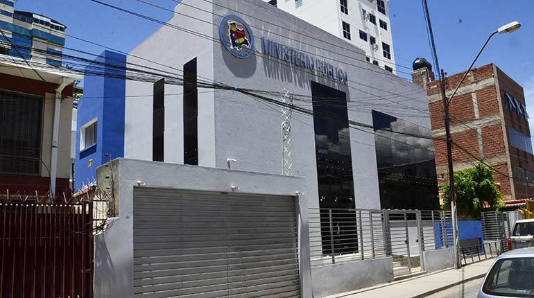 Una policía víctima de violencia revela que fue despedida