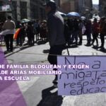 Padres de familia bloquean y exigen al alcalde Arias mobiliario para una escuela