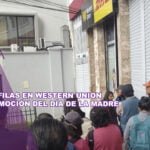 Largas filas en Western Union por promoción del Día de la Madre