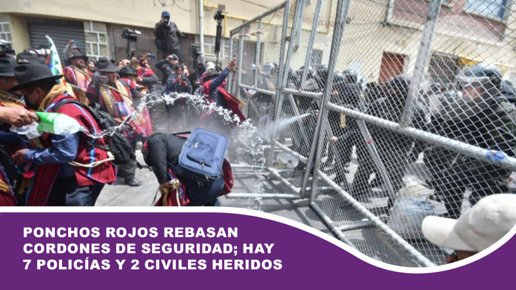 Ponchos Rojos rebasan cordones de seguridad; hay 7 policías y 2 civiles heridos