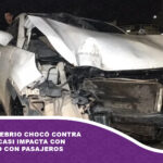 Conductor ebrio chocó contra un poste y casi impacta con un vehículo con pasajeros