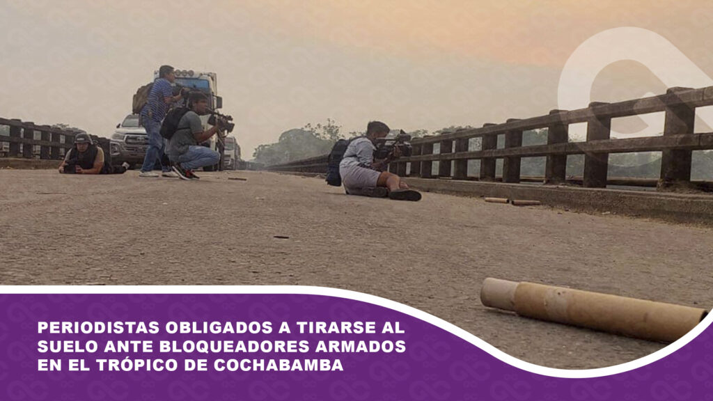 Periodistas obligados a tirarse al suelo ante bloqueadores armados en el trópico de Cochabamba