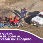 Ambulancia queda atascada en el lodo al tratar de evadir un bloqueo