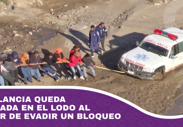 Ambulancia queda atascada en el lodo al tratar de evadir un bloqueo