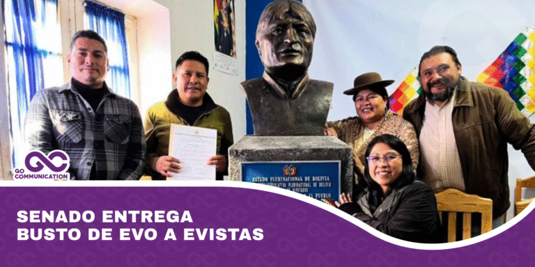 Senado entrega busto de Evo a evistas