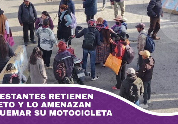 Manifestantes retienen a sujeto y lo amenazan con quemar su motocicleta