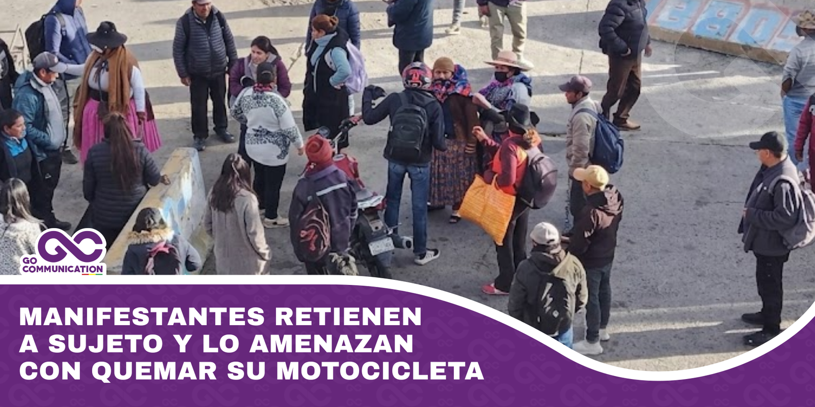 Manifestantes retienen a sujeto y lo amenazan con quemar su motocicleta