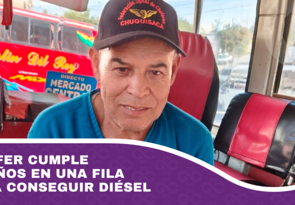 Chofer cumple 80 años en una fila para conseguir diésel