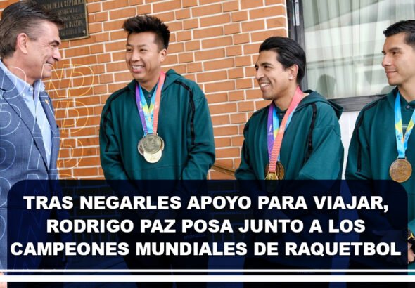 Tras negarles apoyo para viajar, Rodrigo Paz posa junto a los campeones mundiales de raquetbol