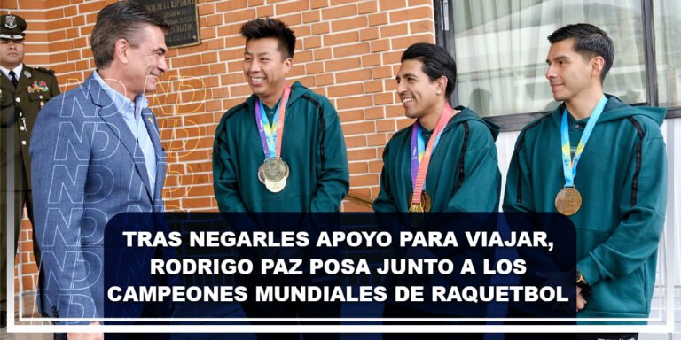 Tras negarles apoyo para viajar, Rodrigo Paz posa junto a los campeones mundiales de raquetbol